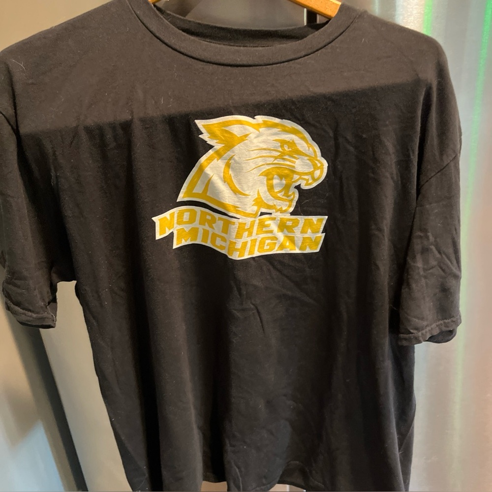 NMU NORTHERN MICHIGAN UNIVERSITY T Shirt Mens L yellow CAT Logo On Front cotton